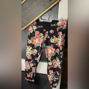 Black Floral Capri Legging (beautiful colors). NOT TORRID kept in the Torrid tub